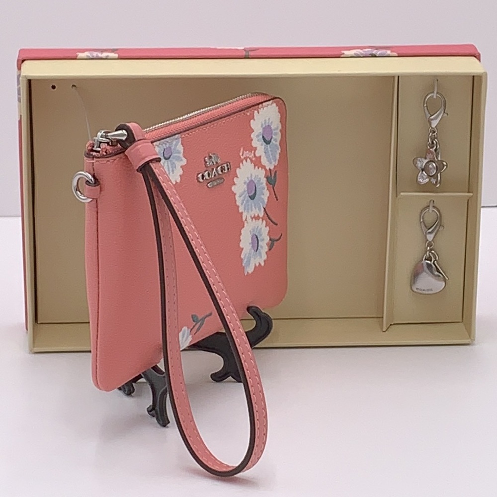 COACH Boxed Corner Zip Wristlet With Daisy Print COLOR:
Silver/Bubblegum… - Picture 3 of 16
